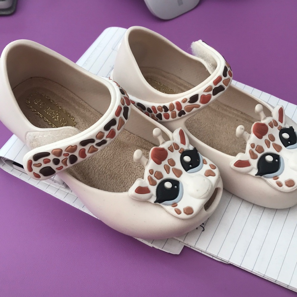 Super cute mini Melissa giraffe Mary Janes
